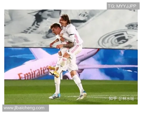 劣迹球星再度引发争议足球场内外行为引社会广泛关注